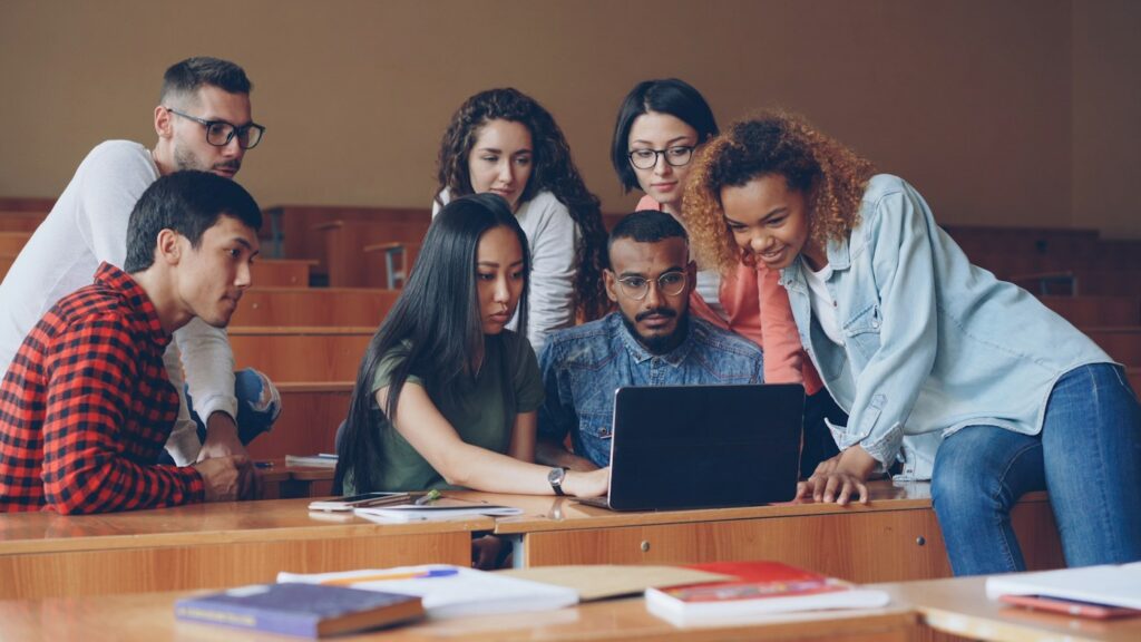Using AI in College Without Outsourcing Your Learning